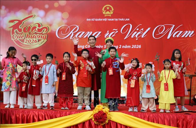 Đại sứ Phạm Việt Hùng và phu nhân Hồ Thị Thu Trang cùng các cháu thiếu nhi là con em cán bộ nhân viên Đại sứ quán. Ảnh: Đỗ Sinh – PV TTXVN tại Thái Lan
