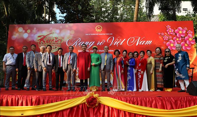 Đại sứ Phạm Việt Hùng cùng các kiều bào Bangkok và vùng phụ cận. Ảnh: Đỗ Sinh – PV TTXVN tại Thái Lan
