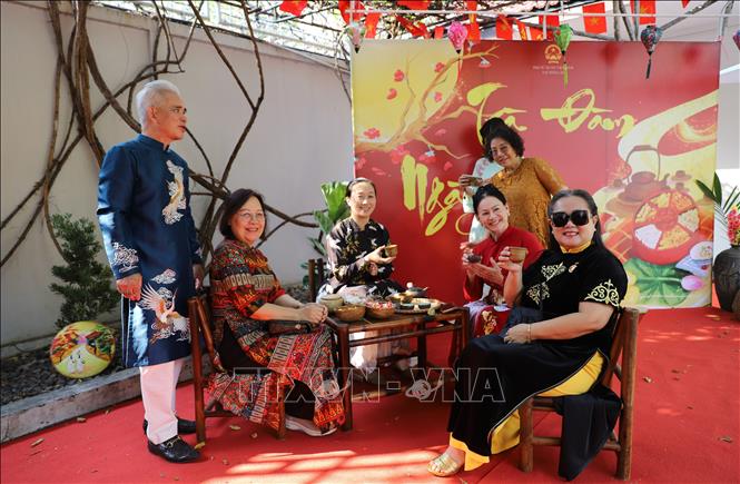 Kiều bào vui vẻ bên góc Trà đàm ngày Xuân. Ảnh: Đỗ Sinh – PV TTXVN tại Thái Lan

