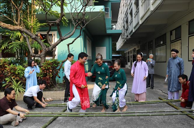 Kiều bào vui múa sạp tại Tết cộng đồng 2026. Ảnh: Đỗ Sinh – PV TTXVN tại Thái Lan
