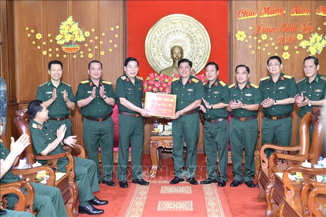 Thượng tướng Nguyễn Văn Gấu thăm, tặng quà, chúc Tết Bộ Chỉ huy Quân sự thành phố Cần Thơ. Ảnh: TTXVN phát
