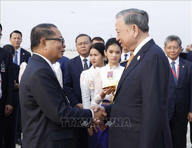 Lễ đón Tổng Bí thư Tô Lâm tại Sân bay Quốc tế Techo, Thủ đô Phnom Penh. Ảnh: Thống Nhất – TTXVN