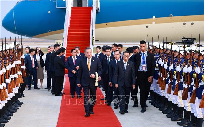 Lễ đón Tổng Bí thư Tô Lâm cùng Đoàn đại biểu cấp cao Đảng, Nhà nước Việt Nam tại Sân bay Quốc tế Techo, Thủ đô Phnom Penh. Ảnh: Dương Giang-TTXVN
