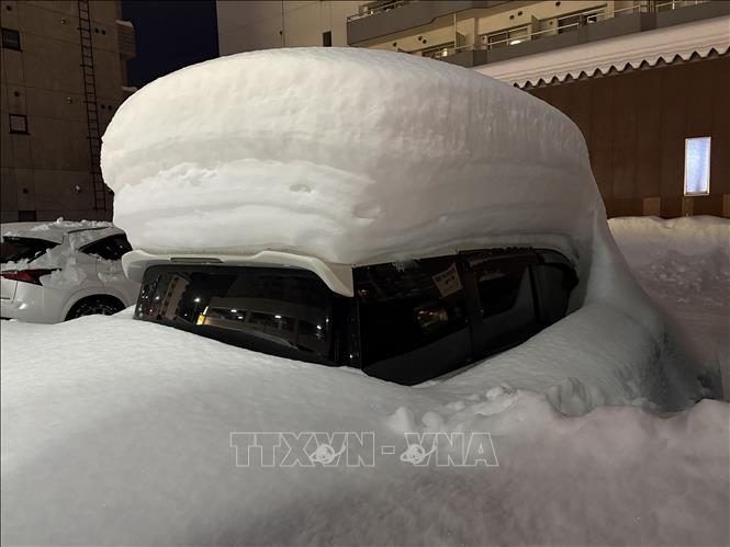 Một chiếc ô tô bị tuyết phủ kín tại tỉnh Hokkaido (Nhật Bản). Ảnh: Phạm Tuân - PV TTXVN tại Nhật Bản