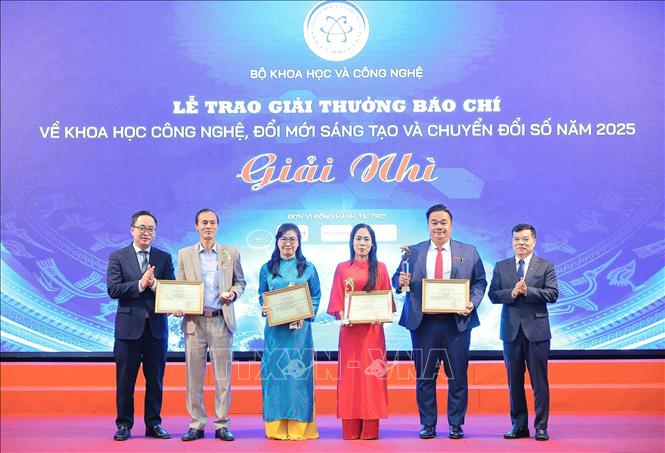 Đồng chí Phạm Mạnh Hùng, Phó Tổng giám đốc Đài Tiếng nói Việt Nam và đồng chí Đinh Đắc Vĩnh, Phó Tổng giám đốc Đài Truyền hình Việt Nam trao giải Nhì cho phóng viên Vũ Hữu Sinh, Ban biên tập Ảnh TTXVN (thứ 2, từ trái sang) và các tác giả. Ảnh: Lê Đông - TTXVN