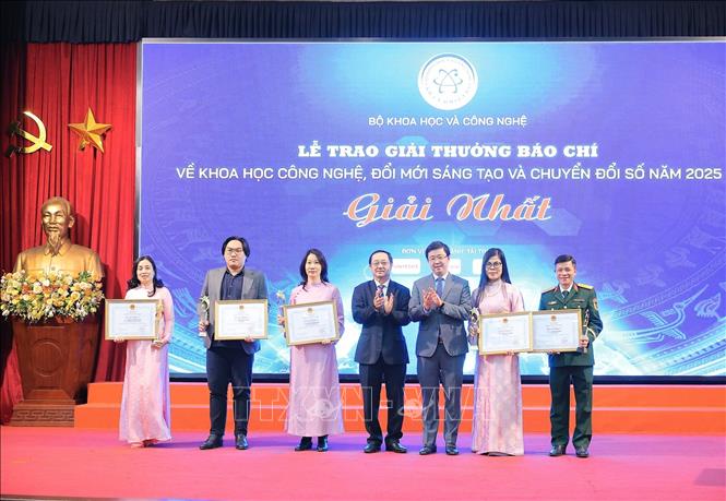 Đồng chí Bùi Hoàng Phương, Ủy viên dự khuyết Trung ương Đảng, Thứ trưởng Bộ Khoa học và Công nghệ và đồng chí Huỳnh Thành Đạt, Phó Trưởng Ban Tuyên giáo và Dân vận Trung ương trao giải Nhất cho các tác giả. Ảnh: Lê Đông - TTXVN