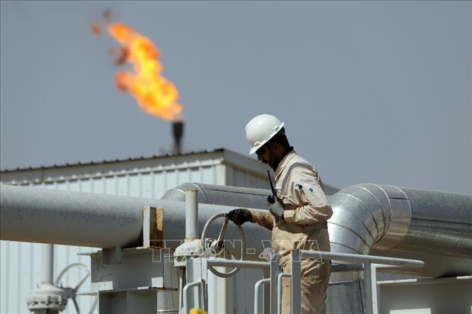 Ngày 1/2/2026, Tổ chức các nước xuất khẩu dầu mỏ (OPEC) cho biết 8 quốc gia trong liên minh OPEC+ sẽ duy trì việc tạm dừng tăng sản lượng dầu tự nguyện cho đến hết quý I/2026, thay vì khôi phục nguồn cung theo kế hoạch ban đầu. Quyết định này nhằm ứng phó với tình trạng nhu cầu tiêu thụ sụt giảm theo mùa. Ảnh: Nhân viên làm việc tại nhà máy lọc dầu ở Wasit, Iraq. THX/TTXVN