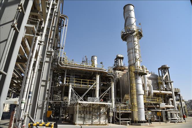 Ngày 1/2/2026, Tổ chức các nước xuất khẩu dầu mỏ (OPEC) cho biết 8 quốc gia trong liên minh OPEC+ sẽ duy trì việc tạm dừng tăng sản lượng dầu tự nguyện cho đến hết quý I/2026, thay vì khôi phục nguồn cung theo kế hoạch ban đầu. Quyết định này nhằm ứng phó với tình trạng nhu cầu tiêu thụ sụt giảm theo mùa. Ảnh: Nhà máy lọc dầu ở Dammam, Saudi Arabia (Ảrập Xêút). THX/TTXVN
