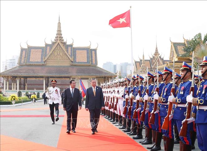 Tổng Bí thư Tô Lâm và Samdech Techo Hun Sen duyệt Đội danh dự Quân đội Hoàng gia Campuchia. Ảnh: Thống Nhất - TTXVN 
