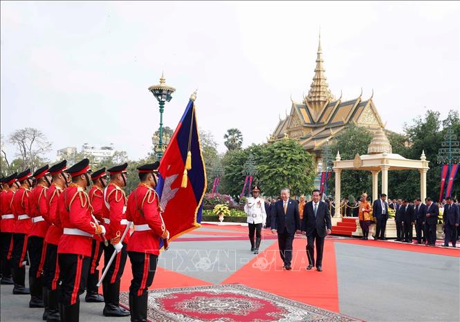 Tổng Bí thư Tô Lâm và Samdech Techo Hun Sen duyệt Đội danh dự Quân đội Hoàng gia Campuchia. Ảnh: Thống Nhất - TTXVN 
