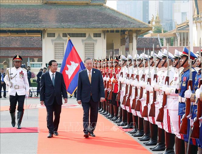 Tổng Bí thư Tô Lâm và Samdech Techo Hun Sen duyệt Đội danh dự Quân đội Hoàng gia Campuchia. Ảnh: Thống Nhất - TTXVN 
