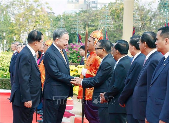 Tổng Bí thư Tô Lâm với thành viên đoàn cấp cao Campuchia. Ảnh: Thống Nhất - TTXVN