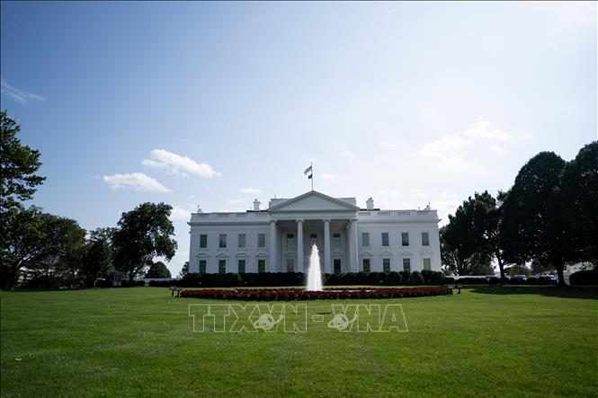 Ngày 3/2/2026, Tổng thống Mỹ Donald Trump đã ký ban hành gói tài trợ ngân sách quy mô lớn, trị giá khoảng 1.200 tỷ USD nhằm chấm dứt đợt Chính phủ đóng cửa ngắn, bắt đầu từ 31/1. Ảnh: Nhà Trắng tại Washington, D.C., Mỹ. THX/TTXVN