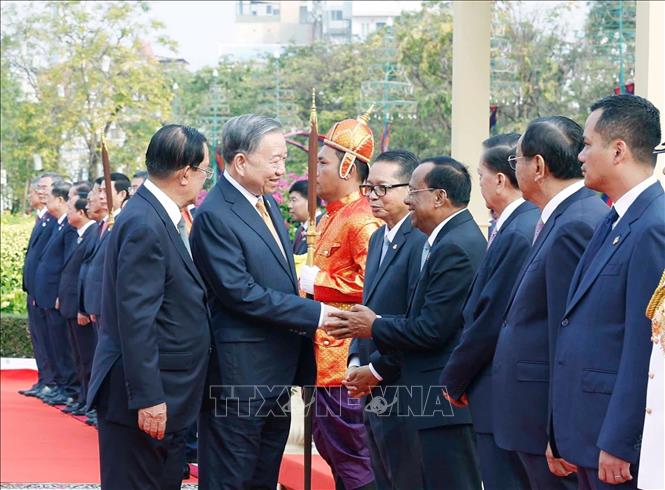 Tổng Bí thư Tô Lâm với thành viên đoàn cấp cao Campuchia. Ảnh: Thống Nhất - TTXVN