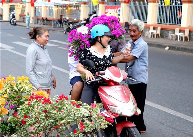 Người dân đến mua sắm tại Chợ hoa xuân phường Long Châu, tỉnh Vĩnh Long. Ảnh: Lê Thúy Hằng - TTXVN