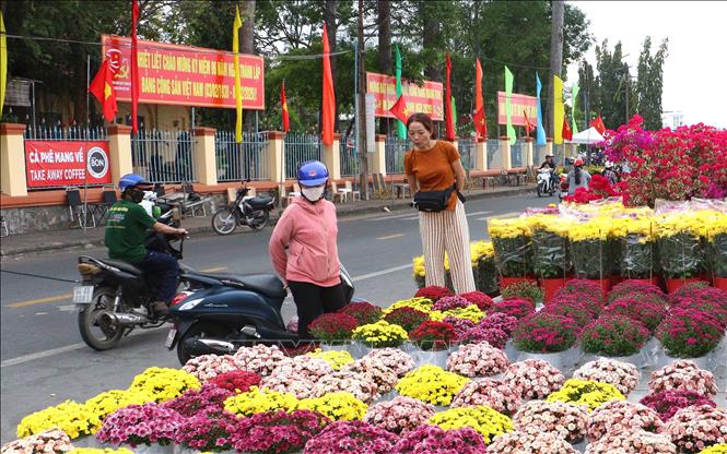 Người dân đến mua sắm tại Chợ hoa xuân phường Long Châu, tỉnh Vĩnh Long. Ảnh: Lê Thúy Hằng - TTXVN