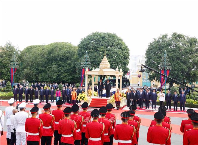 Lễ đón Tổng Bí thư Tô Lâm thăm cấp Nhà nước tới Vương quốc Campuchia được tổ chức trọng thể tại Hoàng cung ở Thủ đô Phnom Penh. Ảnh: Thống Nhất - TTXVN