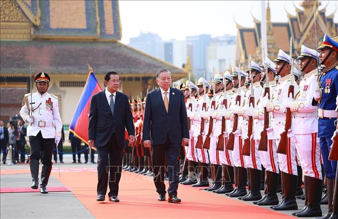 Tổng Bí thư Tô Lâm và Samdech Techo Hun Sen duyệt Đội danh dự Quân đội Hoàng gia Campuchia. Ảnh: Dương Giang - TTXVN 
