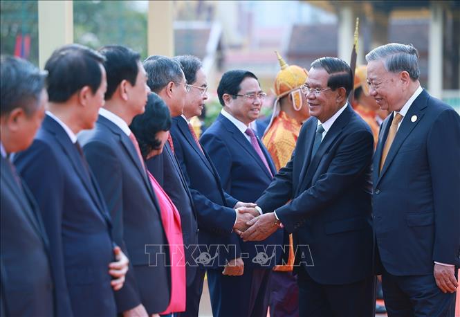 Tổng Bí thư Tô Lâm giới thiệu thành viên đoàn cấp cao Việt Nam với Samdech Techo Hun Sen. Ảnh: Dương Giang - TTXVN