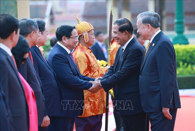 Tổng Bí thư Tô Lâm giới thiệu thành viên đoàn cấp cao Việt Nam với Samdech Techo Hun Sen. Ảnh: Dương Giang - TTXVN