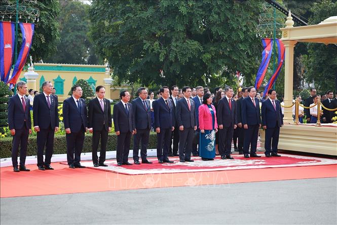 Thành viên Đoàn đại biểu cấp cao Việt Nam tham dự lễ đón. Ảnh: Dương Giang - TTXVN 
