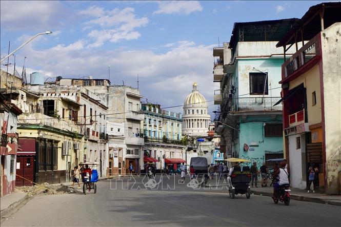 Ngày 1/2/2026, Bộ Ngoại giao Cuba ra thông cáo khẳng định nước này kiên quyết lên án chủ nghĩa khủng bố dưới mọi hình thức và biểu hiện, đồng thời tái khẳng định cam kết hợp tác với Mỹ và các quốc gia khác để tăng cường an ninh khu vực và quốc tế. Ảnh: Quang cảnh đường phố tại La Habana, Cuba. THX/TTXVN