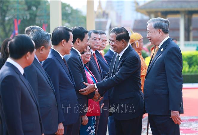 Tổng Bí thư Tô Lâm giới thiệu thành viên đoàn cấp cao Việt Nam với Samdech Techo Hun Sen. Ảnh: Dương Giang - TTXVN 
