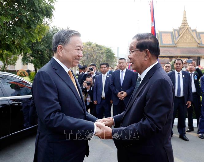 President of the Cambodian People’s Party Samdech Akka Moha Sena Padei Techo Hun Sen welcomes Vietnamese Party leader To Lam. VNA Photo. VNA Photo
