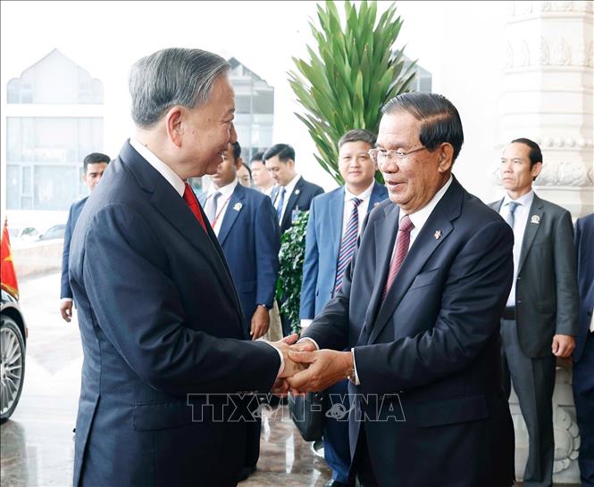 Chủ tịch Đảng Nhân dân Campuchia Hun Sen đón Tổng Bí thư Tô Lâm. Ảnh: Thống Nhất – TTXVN