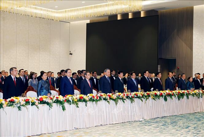 Tổng Bí thư Tô Lâm và Tổng Bí thư, Chủ tịch nước Lào Thongloun Sisoulith cùng các đại biểu thực hiện nghi lễ chào cờ. Ảnh: Thống Nhất – TTXVN