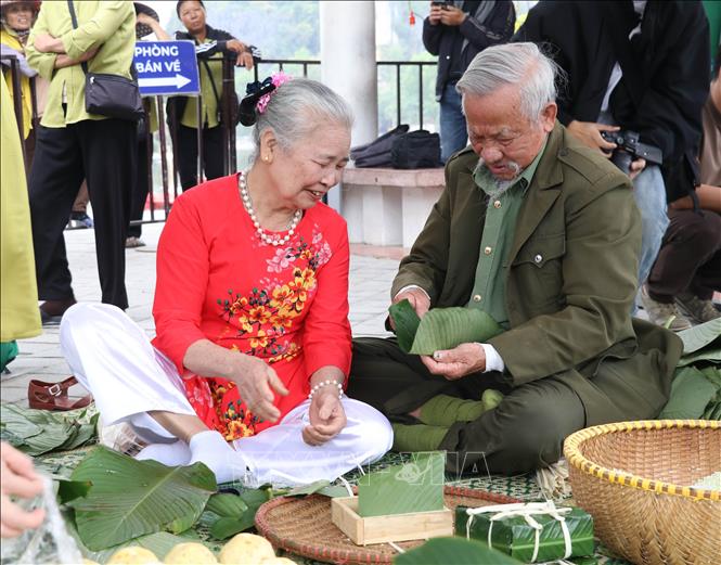 Người dân, du khách tham gia gói bánh chưng tại chương trình. Ảnh: Thùy Dung - TTXVN