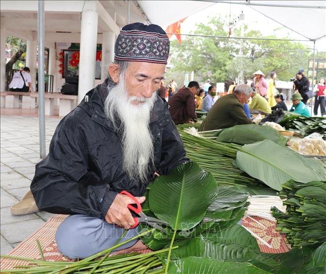 Người dân, du khách tham gia gói bánh chưng tại chương trình. Ảnh: Thùy Dung - TTXVN