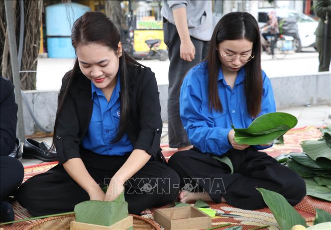 Người dân, du khách tham gia gói bánh chưng tại chương trình. Ảnh: Thùy Dung - TTXVN
