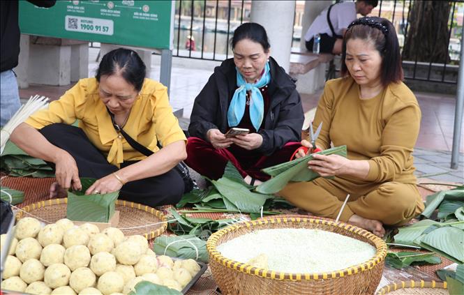 Người dân, du khách tham gia gói bánh chưng tại chương trình. Ảnh: Thùy Dung - TTXVN