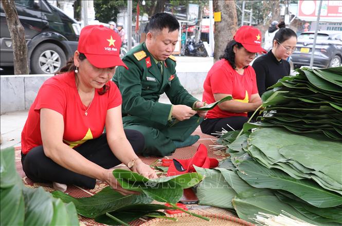 Người dân, du khách tham gia gói bánh chưng tại chương trình. Ảnh: Thùy Dung - TTXVN