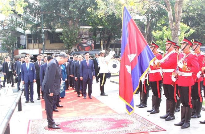 Tổng Bí thư Tô Lâm tới đặt vòng hoa tại Đài Hữu nghị Campuchia-Việt Nam ở Thủ đô Phnom Penh. Ảnh: Hoàng Minh - TTXVN
