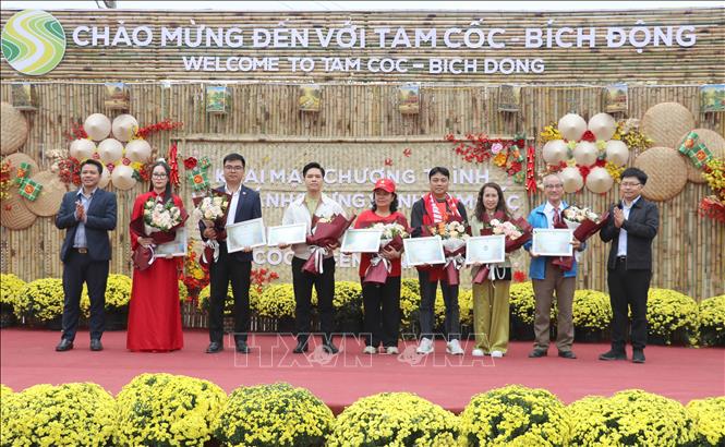 Ban Tổ chức tặng hoa các nhà tài trợ chương trình. Ảnh: Thùy Dung - TTXVN