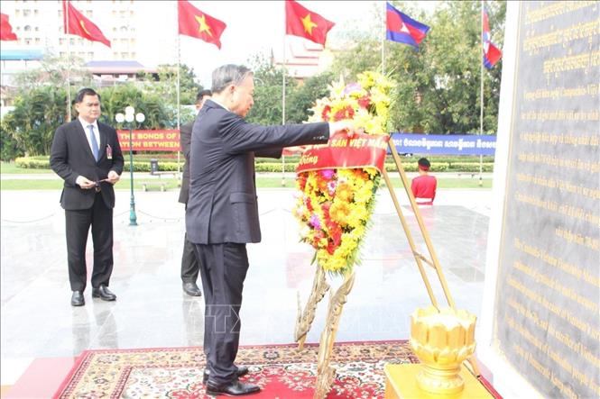 Tổng Bí thư Tô Lâm đặt vòng hoa tại Đài Hữu nghị Campuchia-Việt Nam ở Thủ đô Phnom Penh. Ảnh: Hoàng Minh - TTXVN