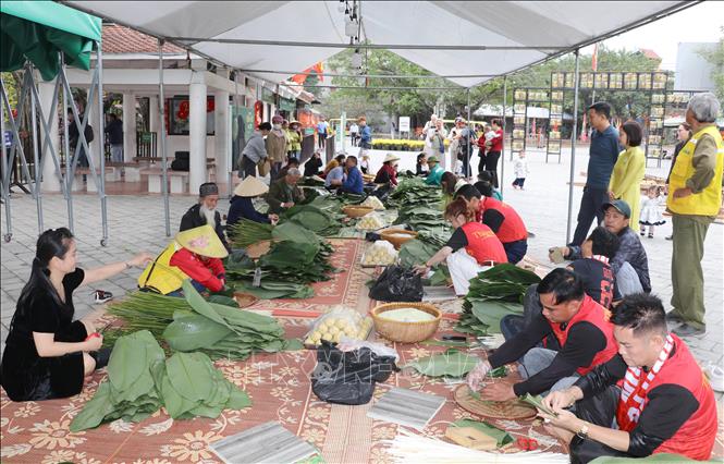 Người dân, du khách tham gia gói bánh chưng tại chương trình. Ảnh: Thùy Dung - TTXVN