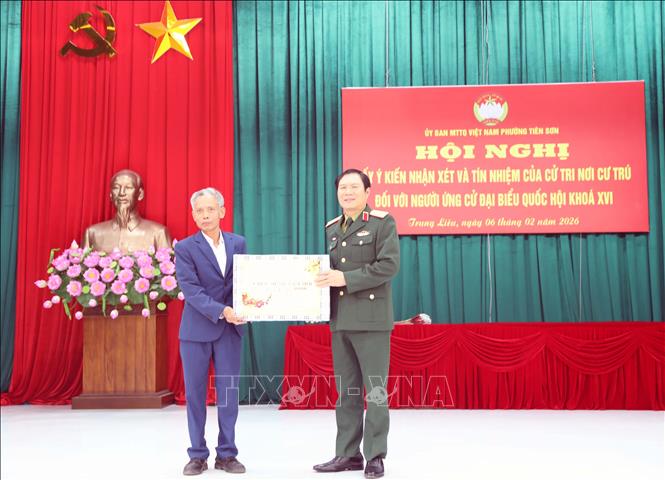 Đại tướng Nguyễn Tân Cương tặng quà  cán bộ và nhân dân địa phương nhân dịp chuẩn bị đón Tết cổ truyền Bính Ngọ 2026. Ảnh: Đại Nghĩa - TTXVN