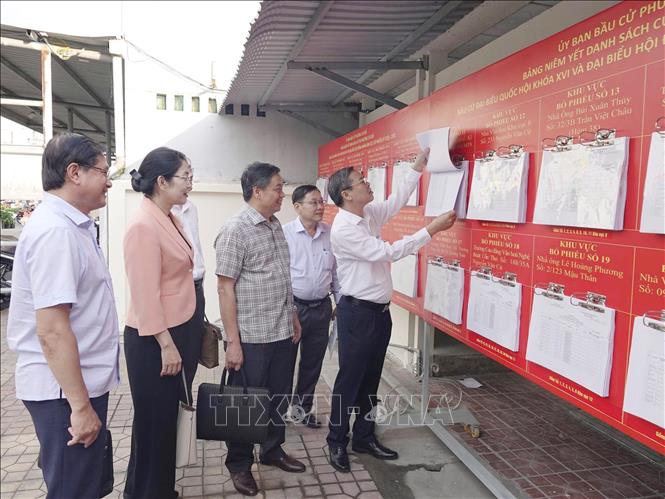 Chủ tịch UBND TP. Cần Thơ Trương Cảnh Tuyên kiểm tra công tác chuẩn bị bầu cử tại phường Cái Khế. Ảnh: Ngọc Thiện- TTXVN.