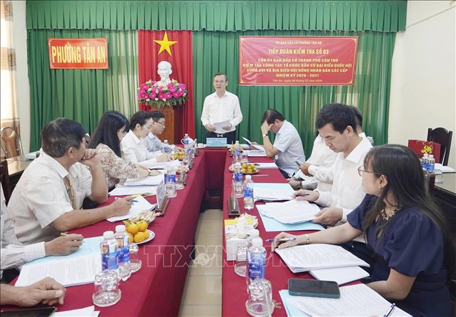 Chủ tịch UBND TP. Cần Thơ Trương Cảnh Tuyên kiểm tra công tác bầu cử tại phường Tân An. Ảnh: Ngọc Thiện- TTXVN.