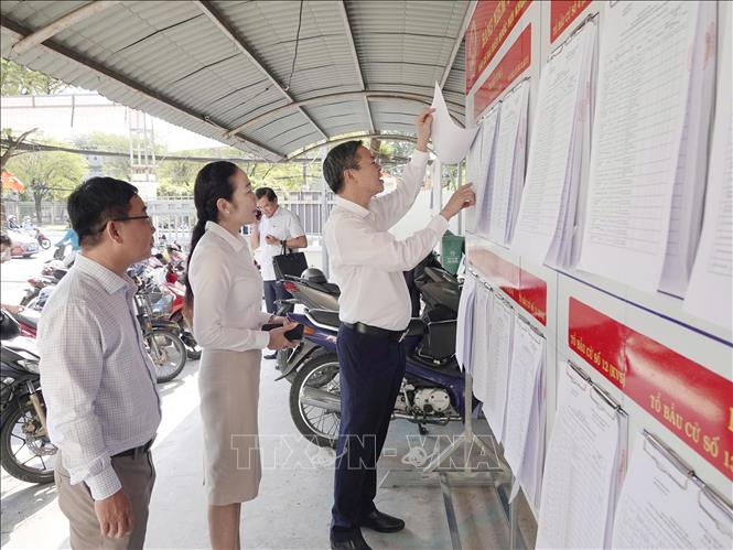 Chủ tịch UBND TP. Cần Thơ Trương Cảnh Tuyên kiểm tra công tác chuẩn bị bầu cử tại phường Tân An. Ảnh: Ngọc Thiện- TTXVN.