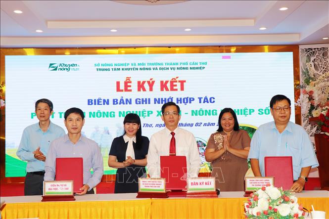 Đại diện các đơn vị ký kết hợp tác thực hiện các mô hình nông nghiệp. Ảnh: Thu Hiền - TTXVN