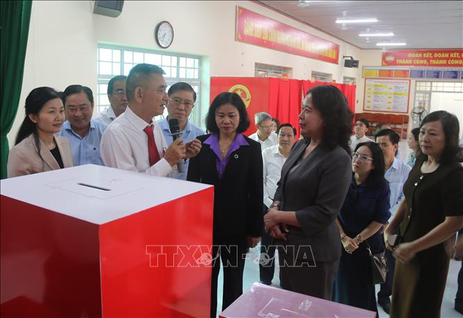 Đại diện Tổ bầu cử số 32 (phường Trấn Biên, tỉnh Đồng Nai) báo cáo với Bí thư Trung ương Đảng, Phó Chủ tịch nước Võ Thị Ánh Xuân về việc chuẩn bị cho công tác bầu cử. Ảnh: Lê Xuân-TTXVN