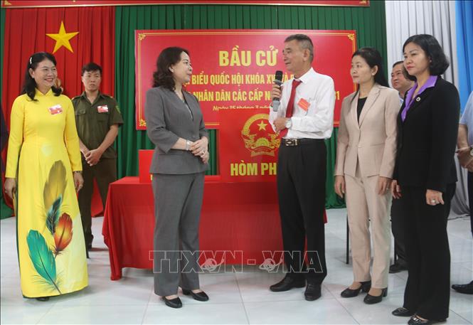 Đại diện Tổ bầu cử số 32 (phường Trấn Biên, tỉnh Đồng Nai) báo cáo với Bí thư Trung ương Đảng, Phó Chủ tịch nước Võ Thị Ánh Xuân về công tác chuẩn bị bầu cử. Ảnh: Lê Xuân-TTXVN