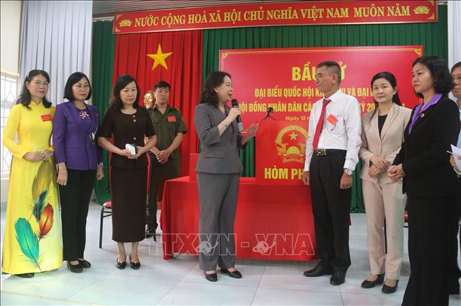 Bí thư Trung ương Đảng, Phó Chủ tịch nước Võ Thị Ánh Xuân chia sẻ, động viên, chỉ ra những điểm cần khắc phục tại Tổ bầu cử số 32 (phường Trấn Biên, tỉnh Đồng Nai). Ảnh: Lê Xuân-TTXVN
