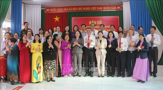 Bí thư Trung ương Đảng, Phó Chủ tịch nước Võ Thị Ánh Xuân cùng Tổ bầu cử số 32 ở phường Trấn Biên, tỉnh Đồng Nai. Ảnh: Lê Xuân-TTXVN