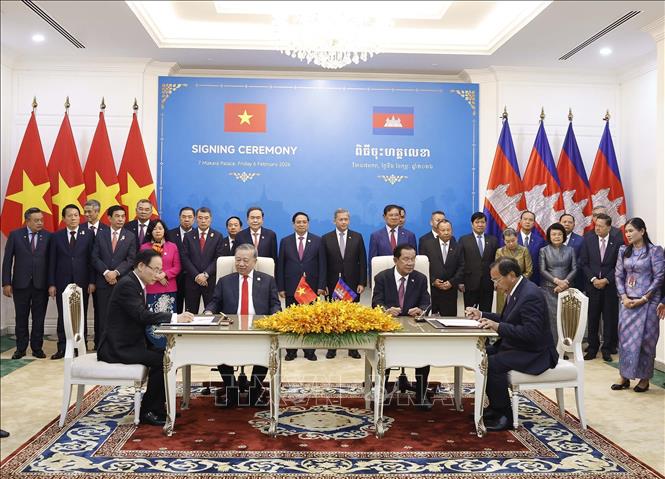 Ký kết Thoả thuận hợp tác giữa Đảng ủy Bộ Ngoại giao Việt Nam và Ban Đối ngoại Trung ương Đảng Nhân dân Campuchia. Ảnh: Thống Nhất – TTXVN
