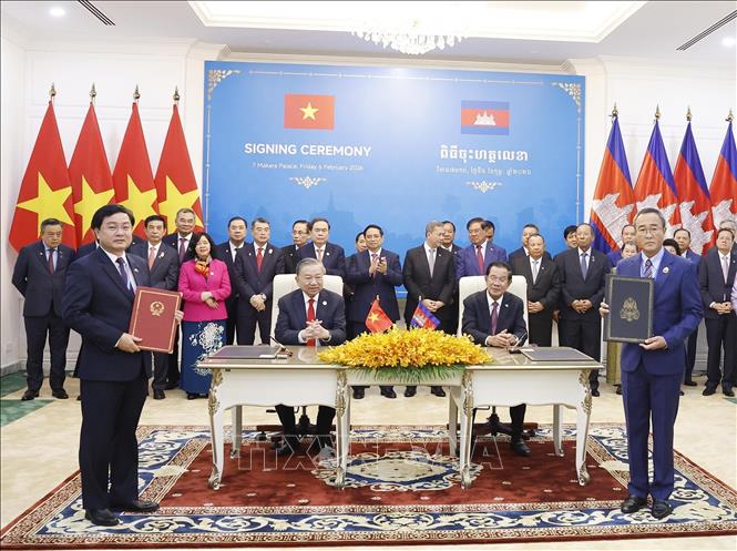 Ký kết Thoả thuận hợp tác giữa UBND tỉnh Tây Ninh và chính quyền tỉnh Prey Veng. Ảnh: Thống Nhất – TTXVN